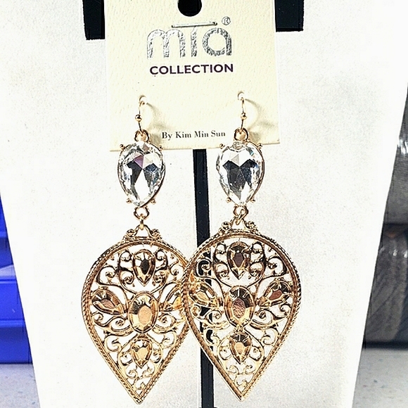Mia Collection Earrings Crystal Gold Tone Dangle New On Card - Picture 1 of 5